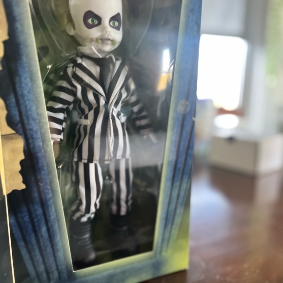 Mezco Living Dead Doll: Beetlejuice The Bio-Exorcist - Picture 10 of 10